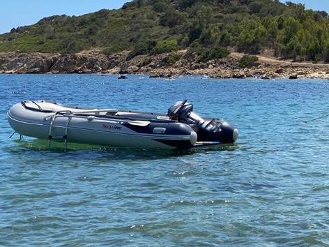 Motorschlauchboot auf der See mit Insel im Hintergrund