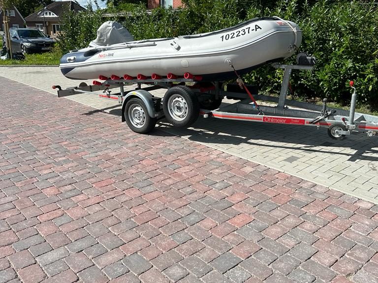 Motorschlauchboot auf dem Trailer