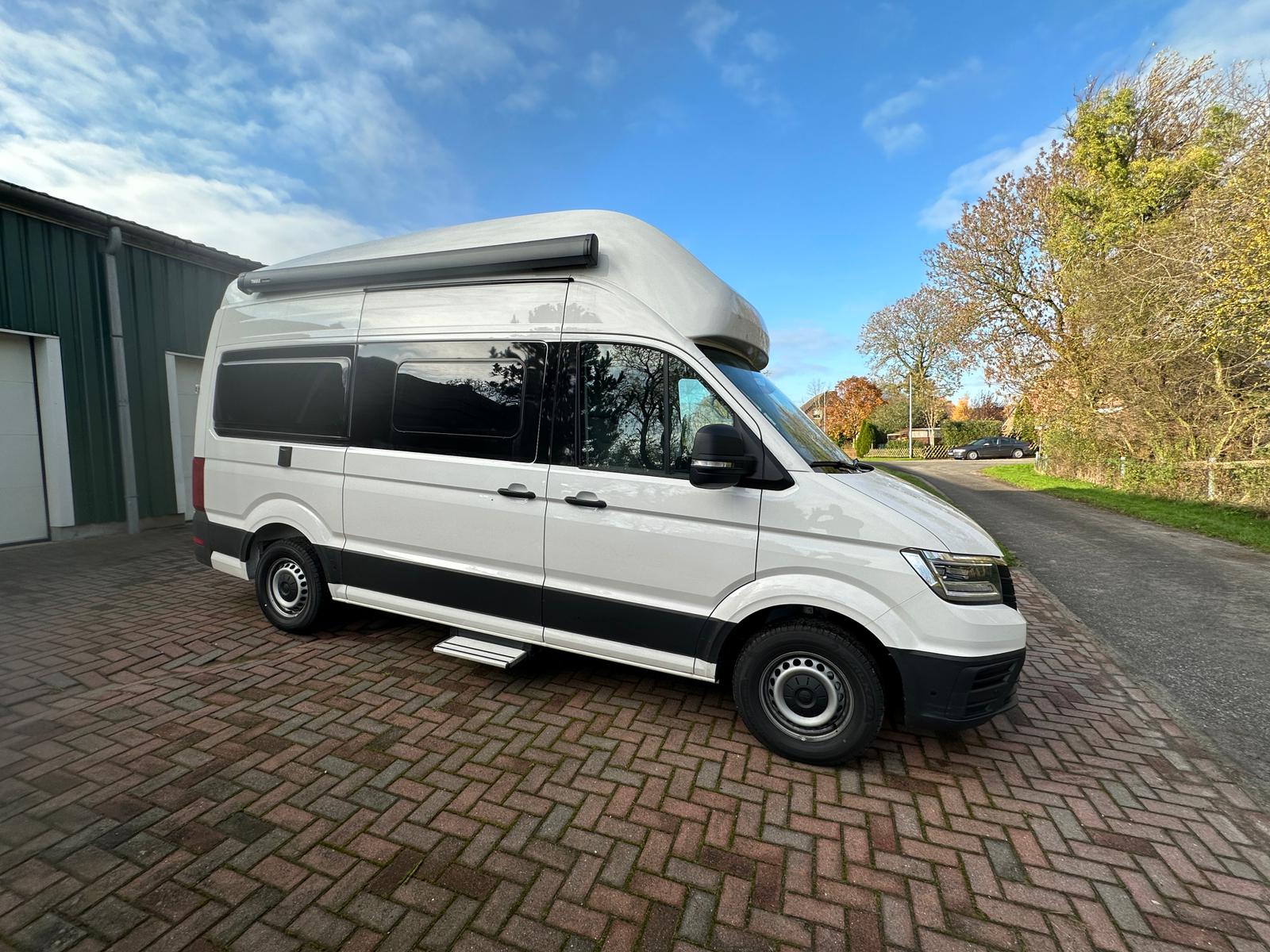 VW Grand California 600 von der Seite