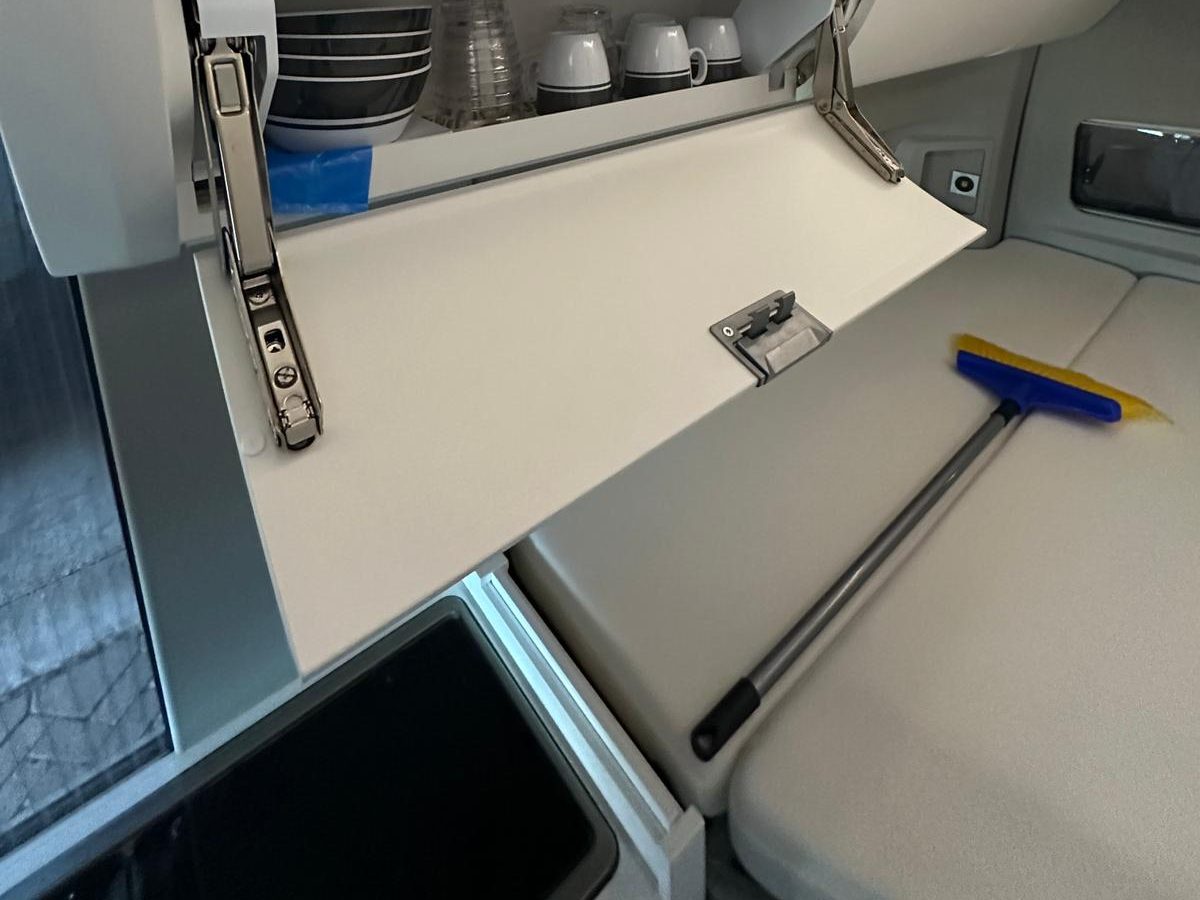 Ausklappbare Geschirrschubladen