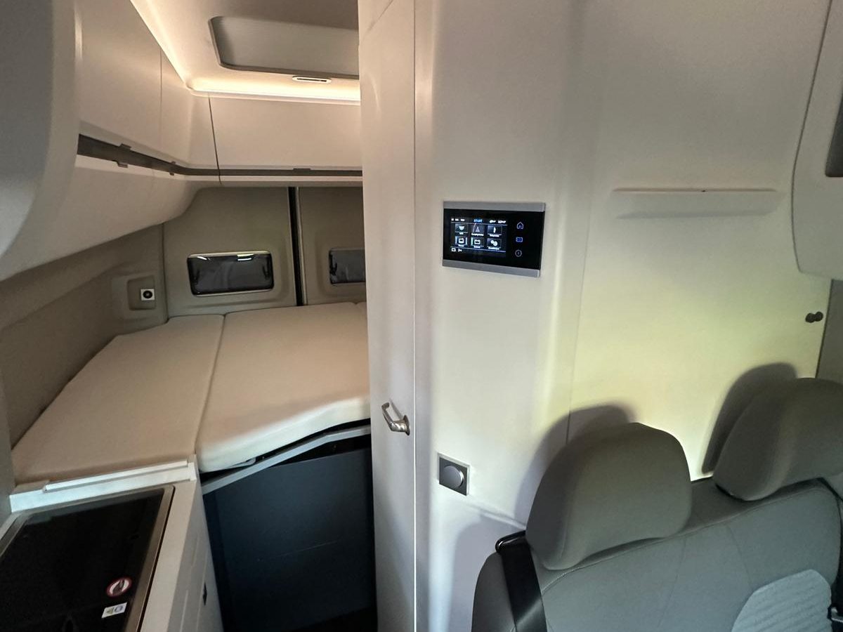 Innenraum Richtung Bett und Waschzimmer