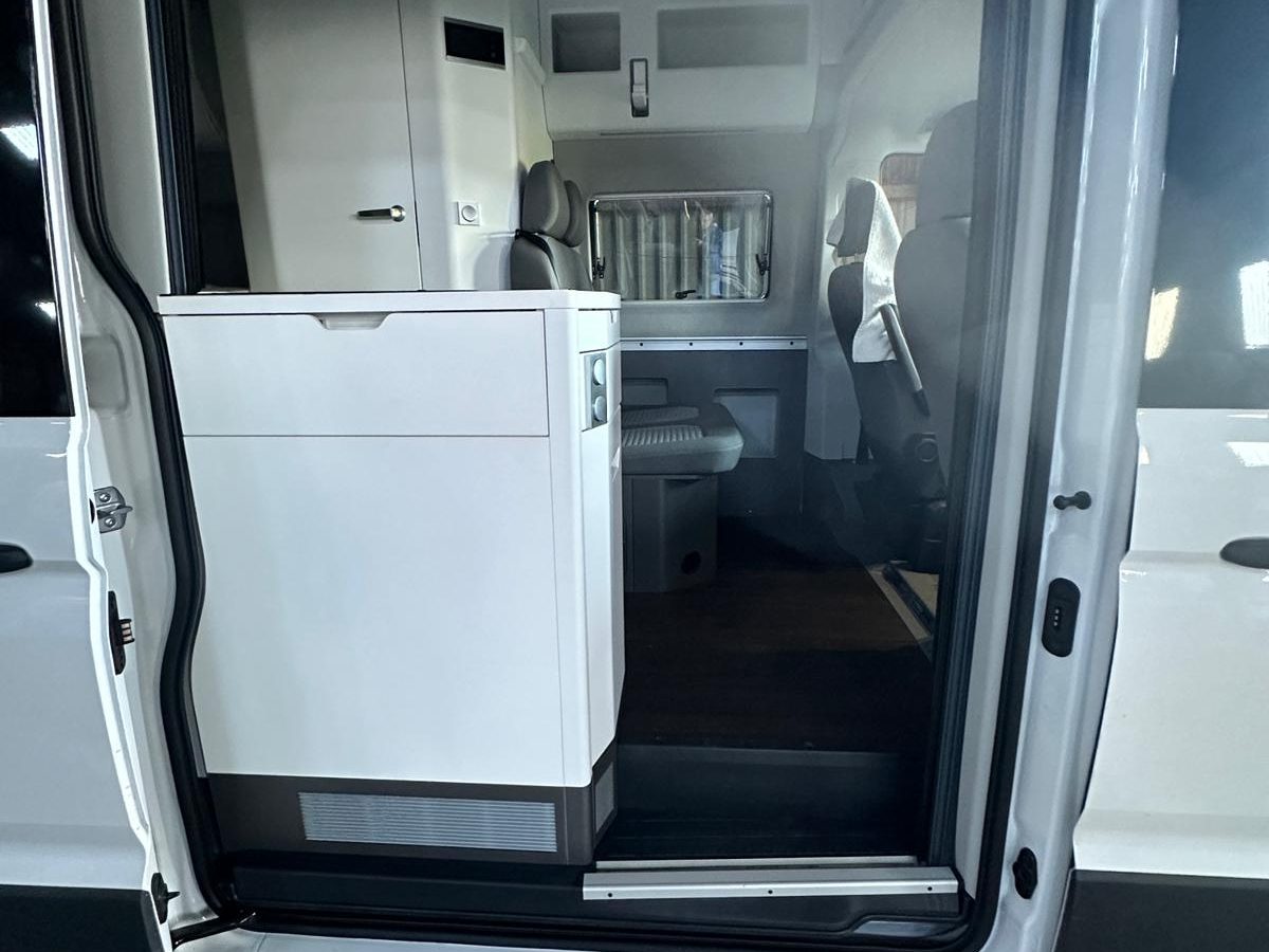 Innenraum von außen mit geöffneter Tür