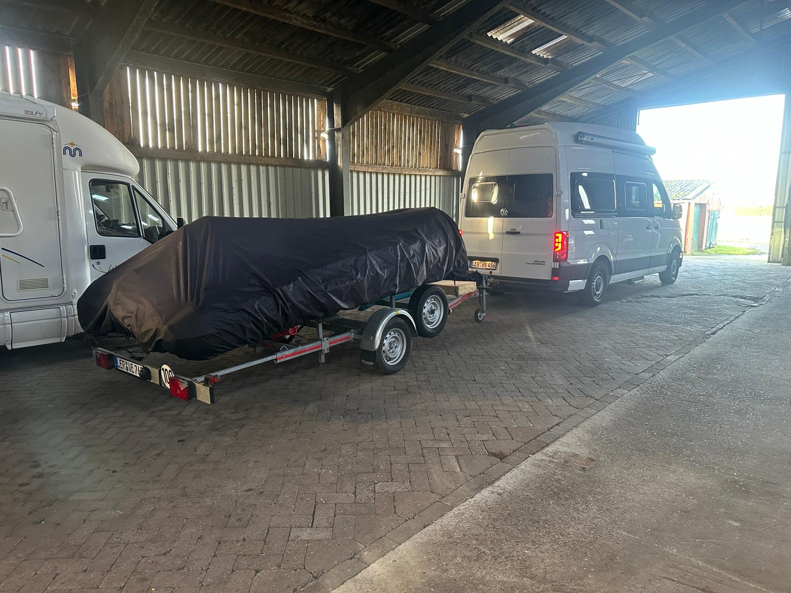 Motorschlauchboot in Schutzhülle auf dem Trailer