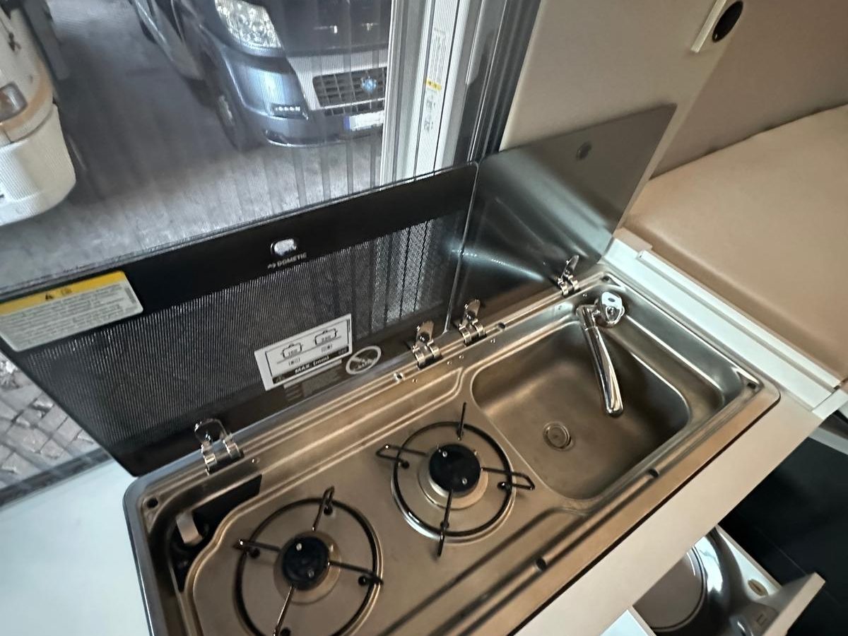 Innenraum Herd und Spüle